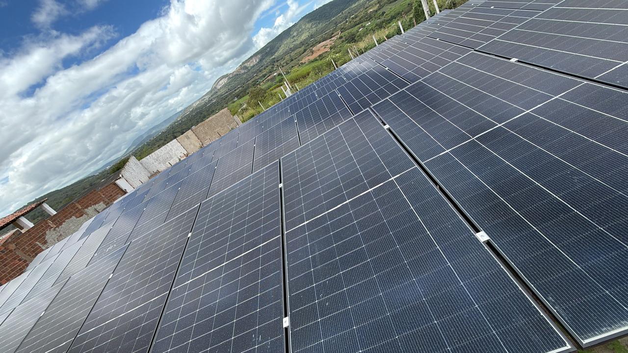 Vista aproximada dos painéis solares de uma usina da EnergySol