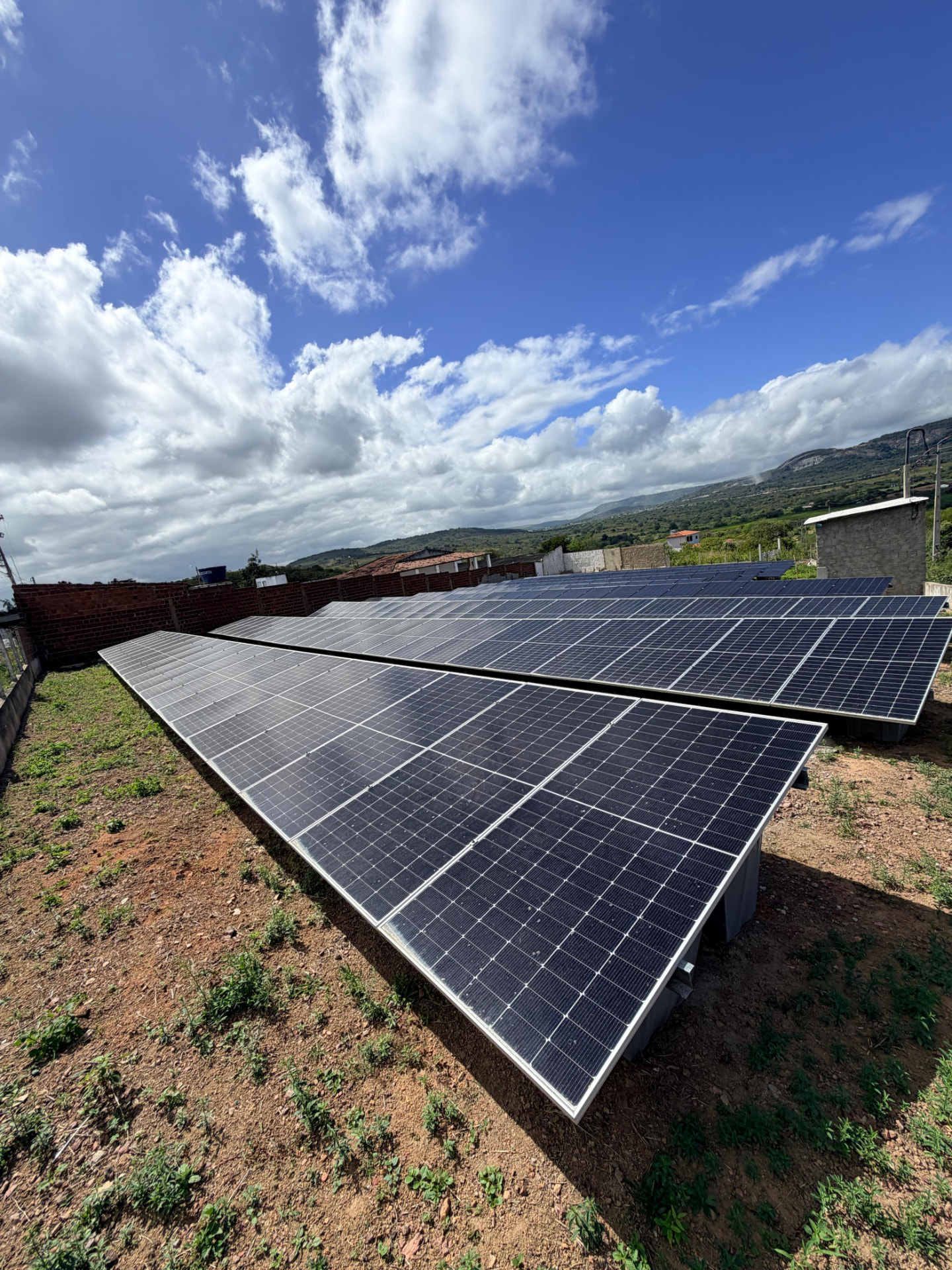 Usina solar da EnergySol com painéis em solo sob céu azul